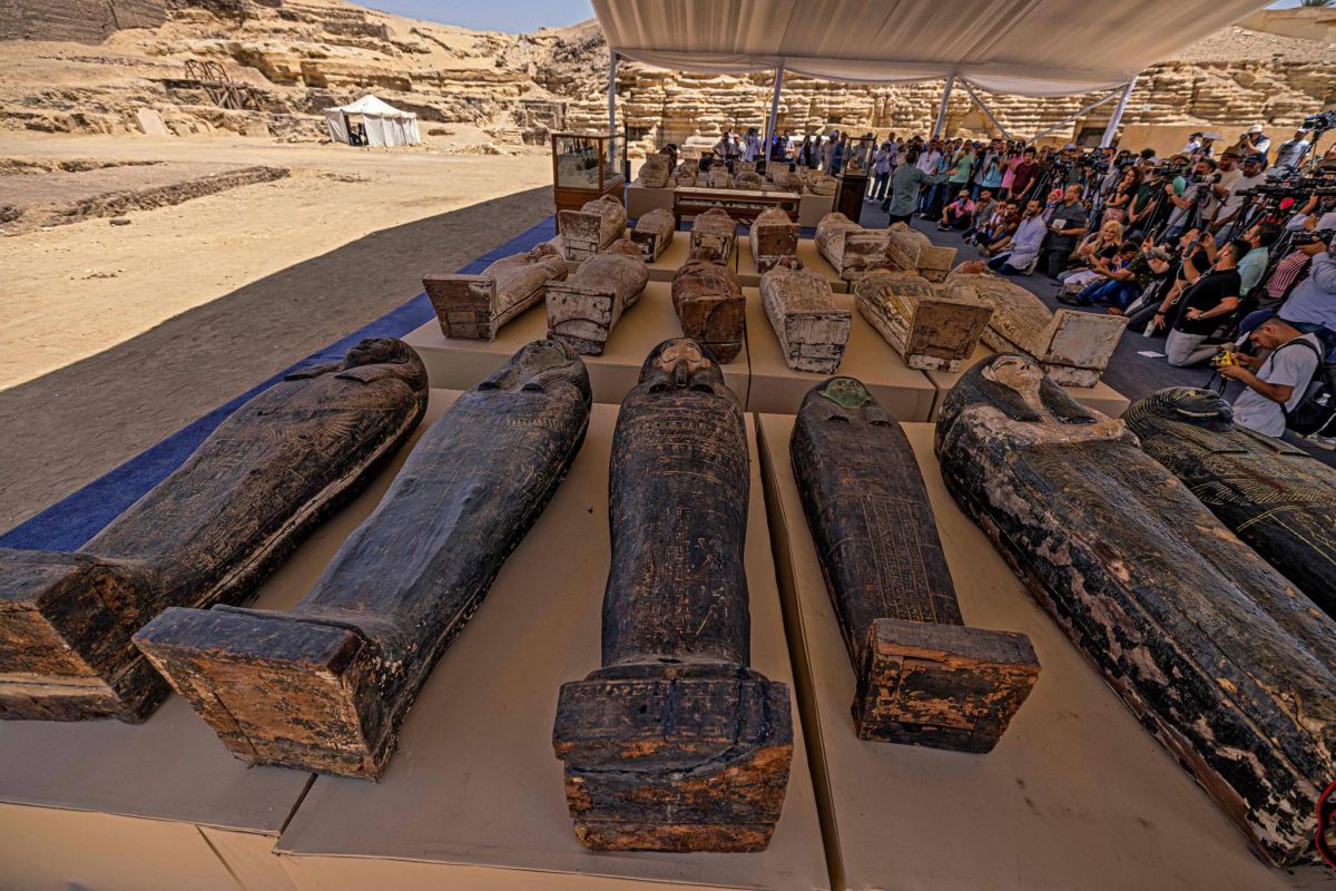 L'Egypte dévoile des statues et sarcophages découverts à Saqqara