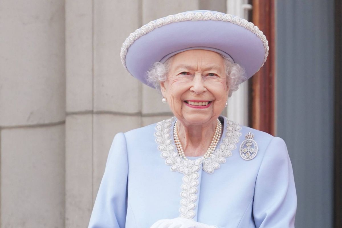 Elizabeth II acclamée au balcon de Buckingham pour son jubilé historique
