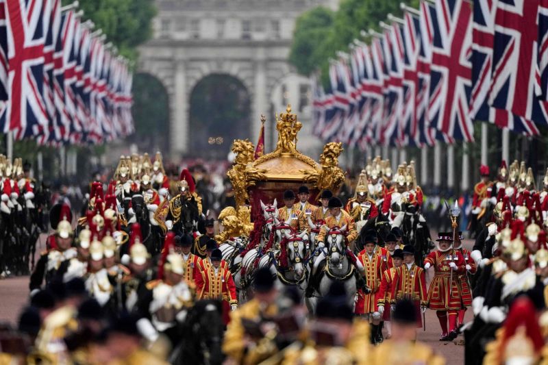 Parade fastueuse et colorée pour la fin du jubilé d'Elizabeth II, largement absente