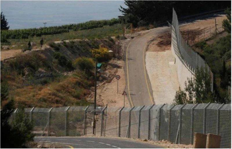 Des soldats israéliens menacent des paysans libanais avec leurs armes à la frontière