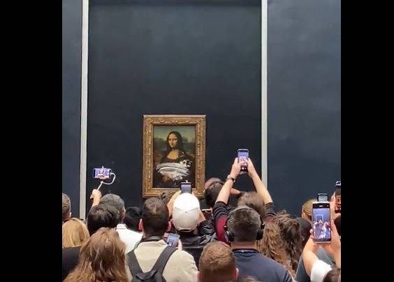 Derrière sa vitre blindée, 