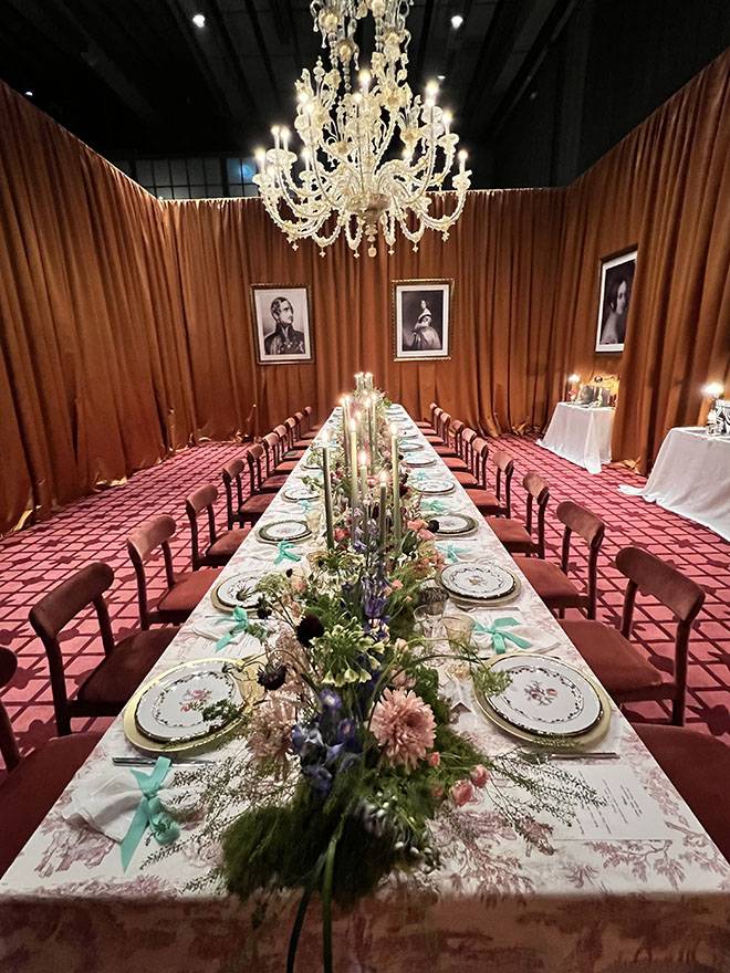 Léa Sfeir crée des tables avec de l’amour autour