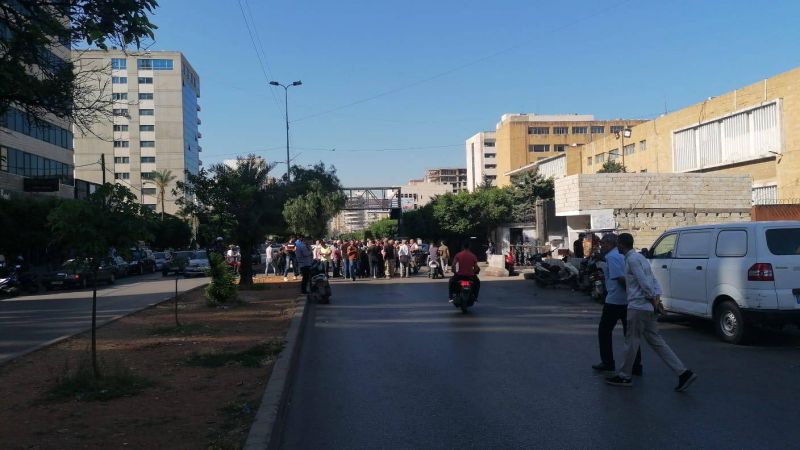 Route bloquée par des boulangers devant le Sérail de Tripoli contre les pénuries de farine
