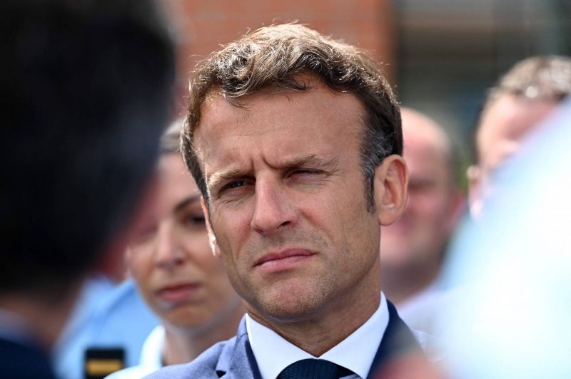 En campagne, Macron demande une majorité aux législatives