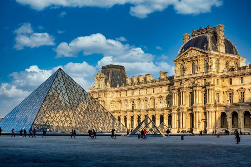 Trafic de faux billets devant le musée du Louvre à Paris