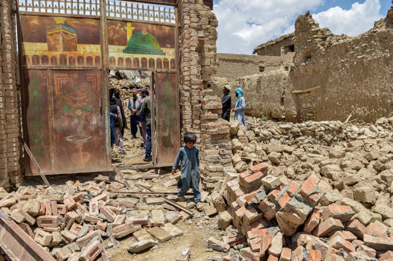 Après le séisme, les survivants afghans attendent l’aide avec anxiété