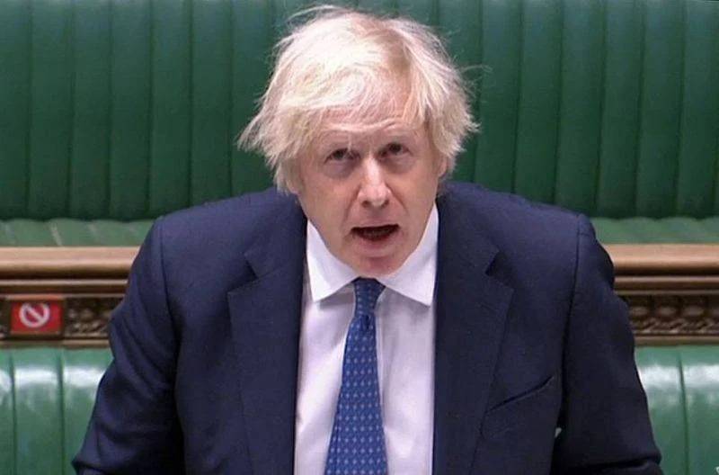 Malgré de sévères revers électoraux, Boris Johnson refuse de démissionner