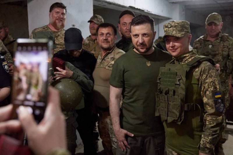Zelensky visite la ligne de front dans le sud de l'Ukraine