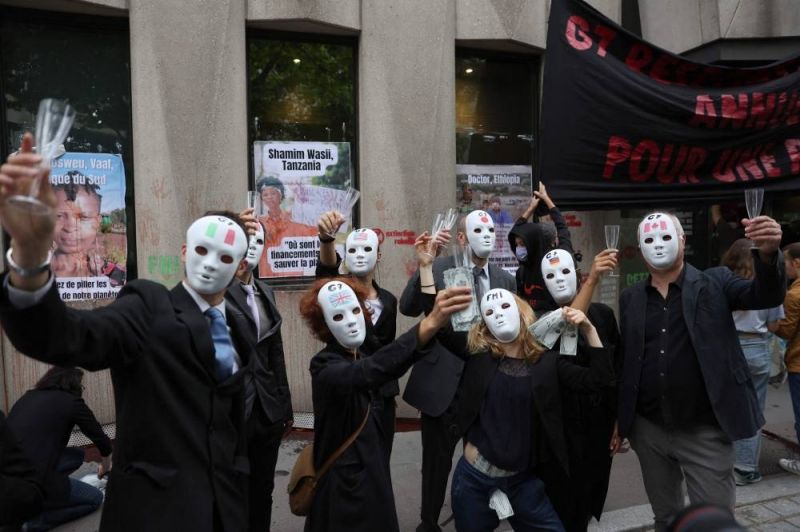 Des militants climat ont bloqué l'entrée du FMI à Paris