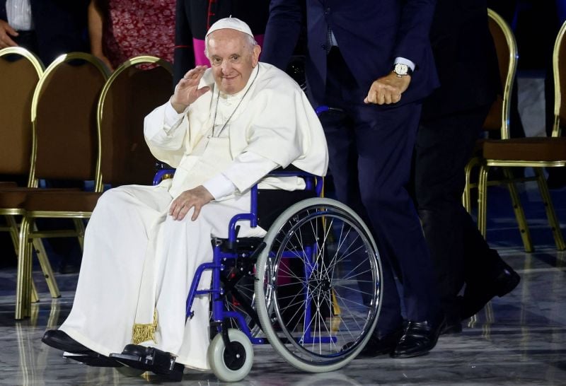 Le pape confirme son voyage au Canada malgré ses douleurs au genou