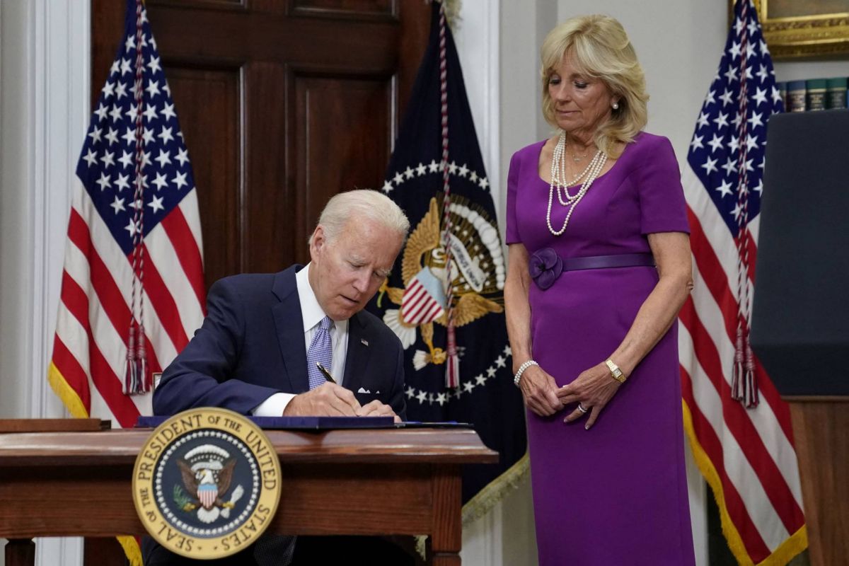 Biden signe la loi qui vise à limiter les violences par arme à feu