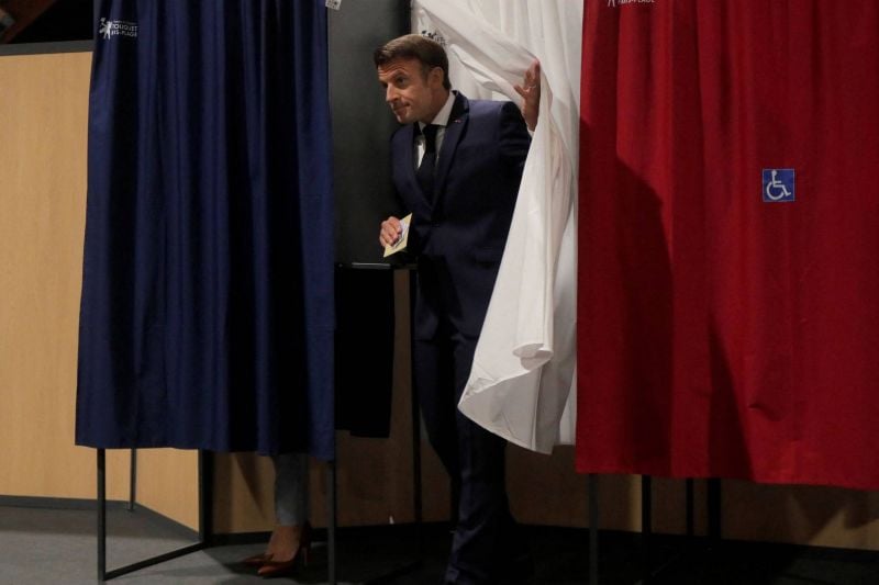 Désaveu pour Macron aux législatives, bond de l'extrême droite