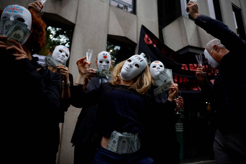 Des militants climat bloquent l'entrée du FMI à Paris