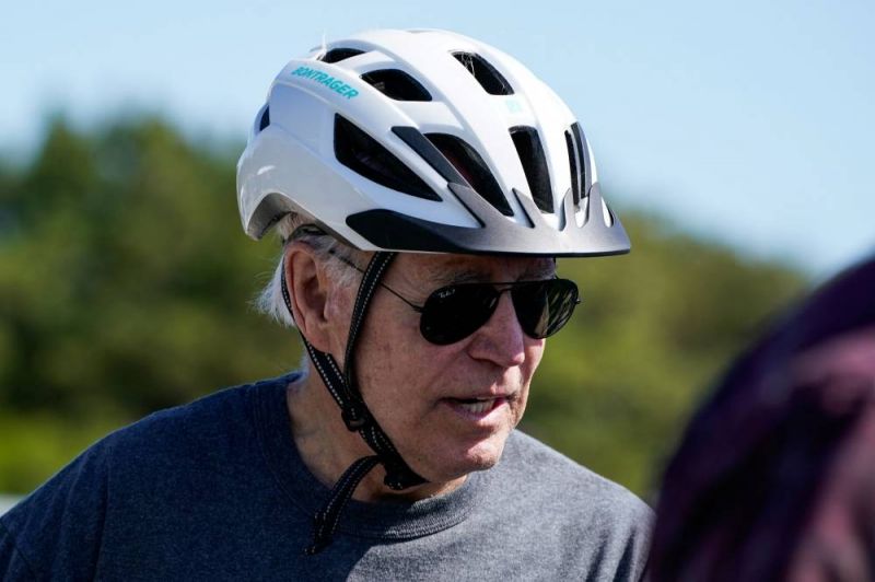 Biden tombe en voulant descendre de vélo, mais se relève et assure aller 