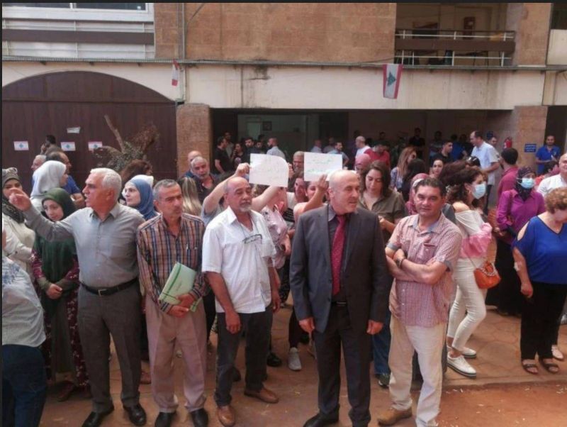 Civil servants hold sit-in at Saida Serail, demanding improved salaries and medical coverage