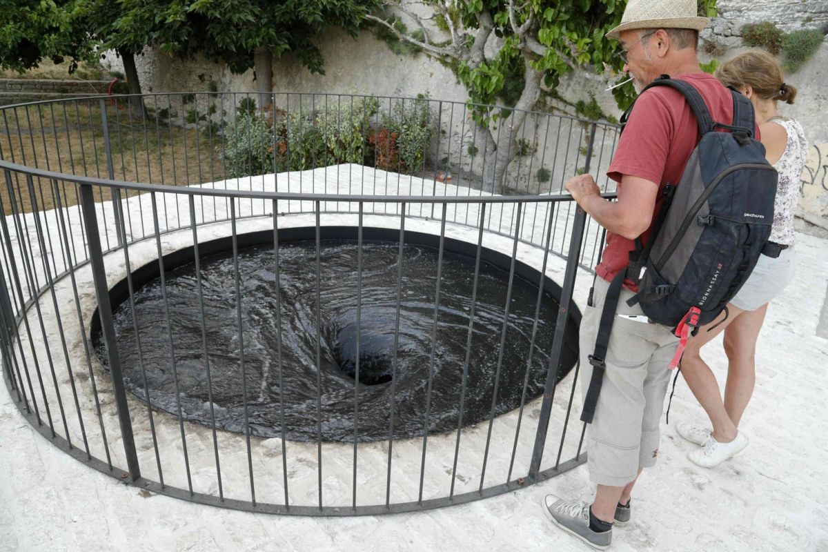 Tourbillon d’Anish Kapoor, lune noire : l’art contemporain prend ses quartiers d’été à Bonifacio