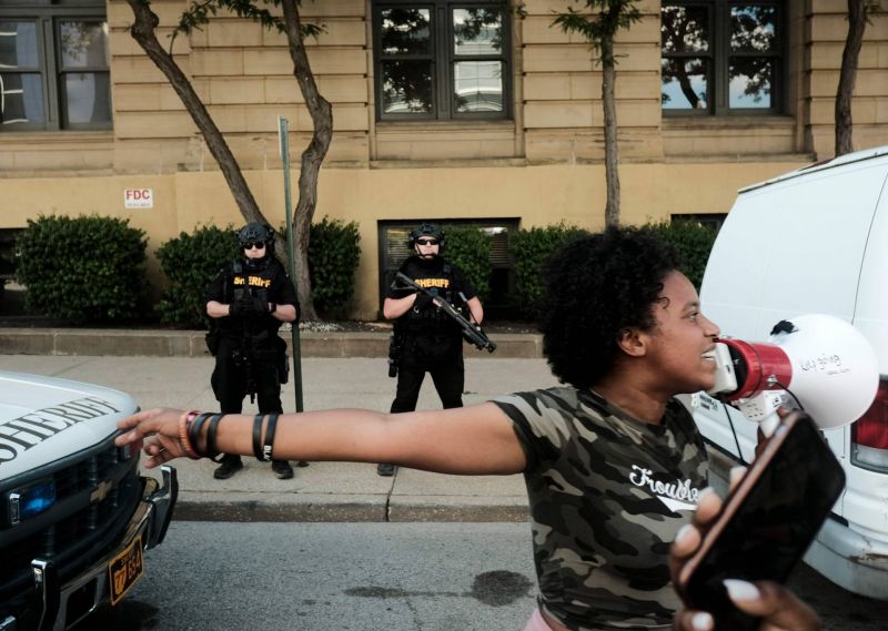 Manifestations après la vidéo d'un homme noir criblé de balles par la police