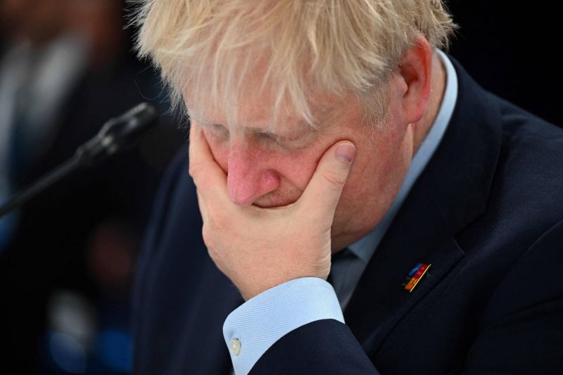 Acculé par les défections, Boris Johnson s'accroche à son poste