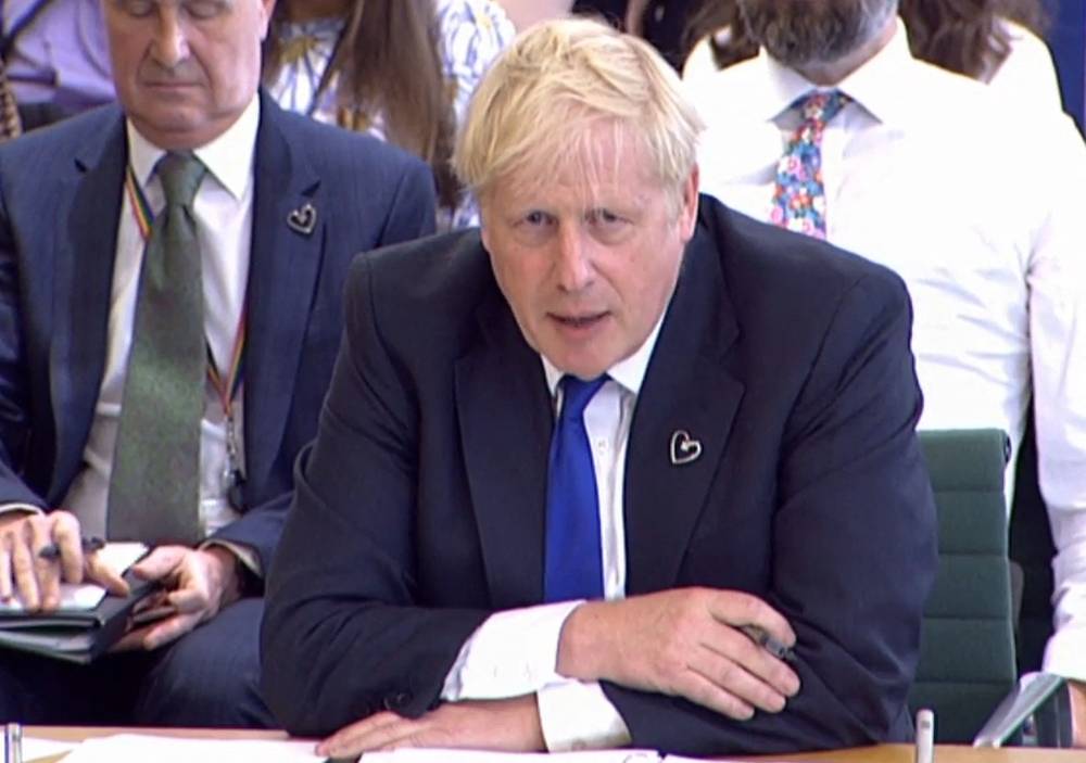 Acculé par les défections, Boris Johnson s'accroche à son poste