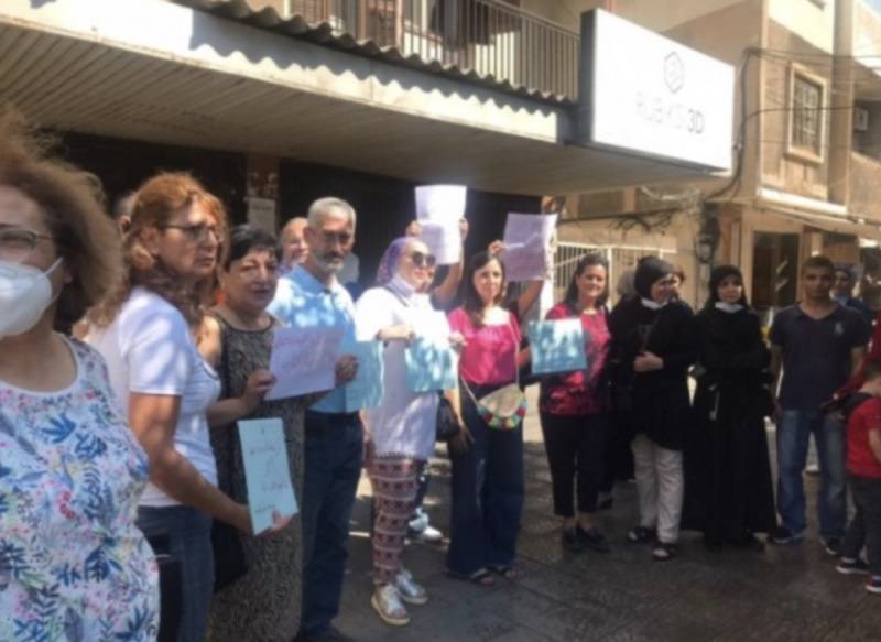 Sit-in d'enseignants pour réclamer une révision des salaires avant la correction des examens