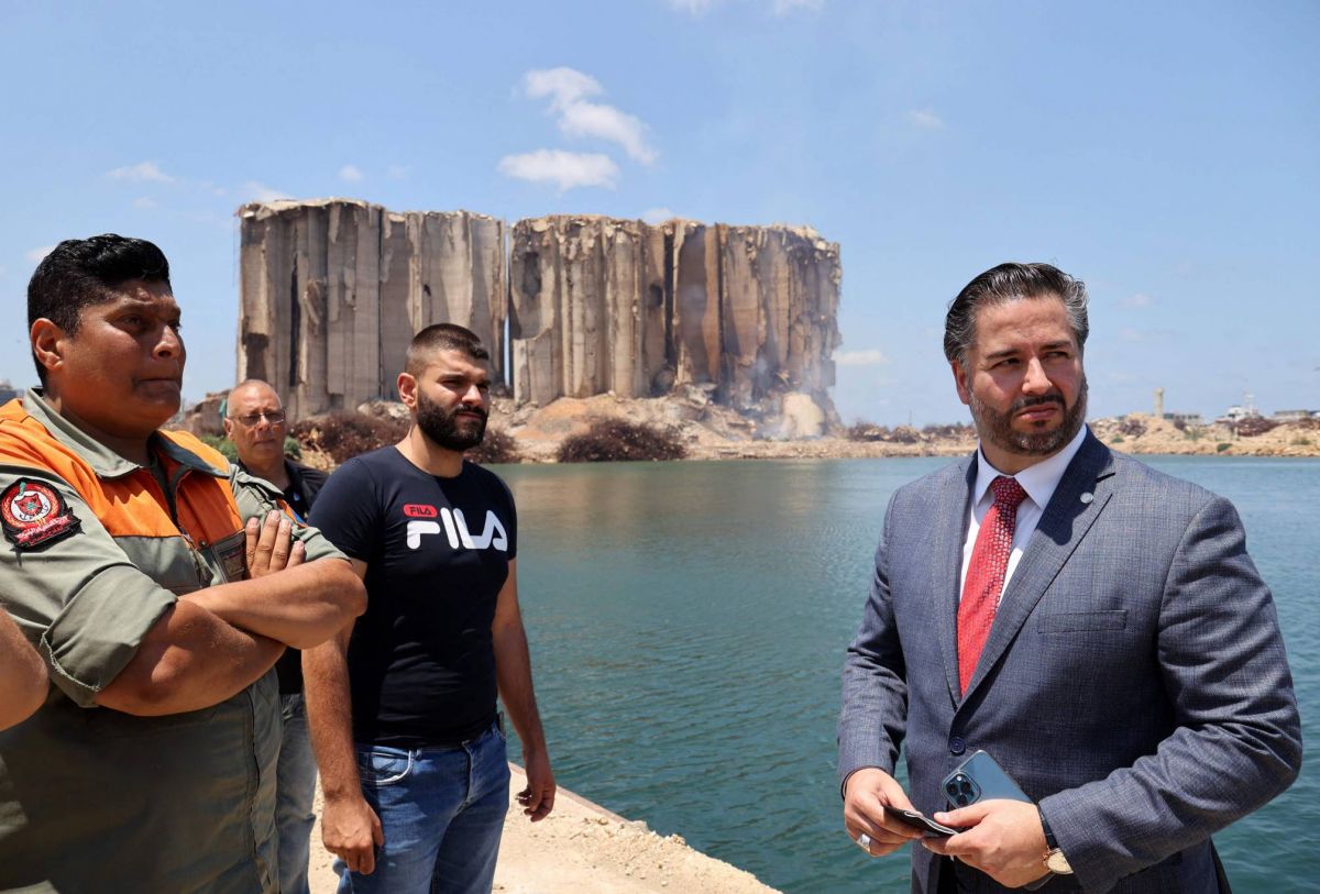 Les silos du port toujours en proie aux flammes, un ministre et des députés se rendent sur place