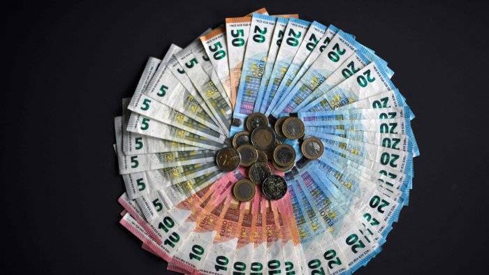 L'euro passe sous un dollar, une première depuis 2002, avant de rebondir L'euro passe sous un dollar, une première depuis 2002, avant de rebondir