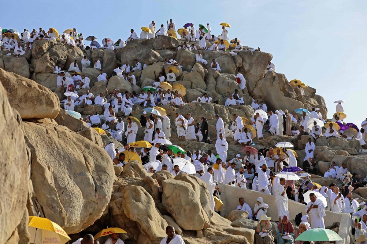 Les pèlerins prient sur le mont Arafat, point culminant du hajj