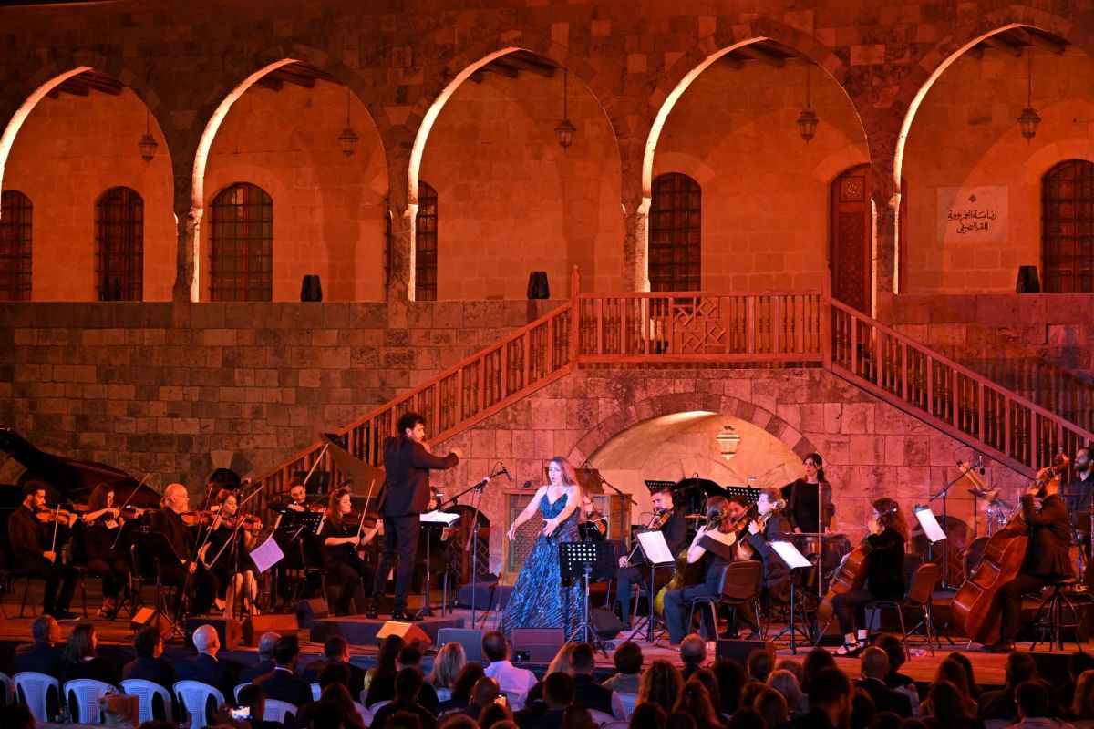 Cordes sympathiques et voix charmeuses hier soir à Beiteddine