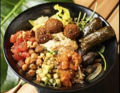 Fafafels, hommos et feuilles de vigne parmi les ingrédients de ce bowl mariné à la sauce coréenne. Photo DR