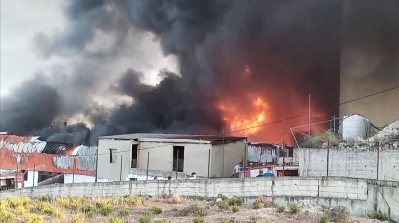 Incendie toujours en cours dans une usine de tapis à Nabatiyé, le toit du bâtiment s'est effondré
