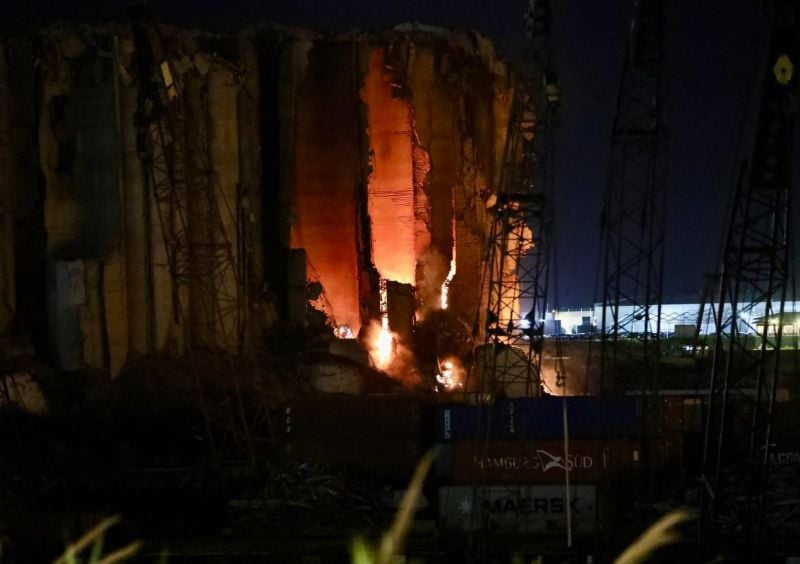 Malgré l'intervention de l'armée, l'incendie se poursuit dans les silos au port de Beyrouth