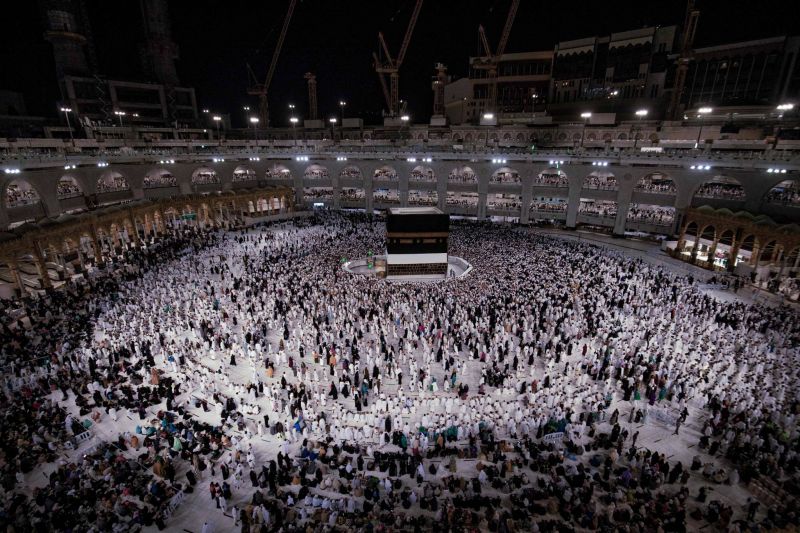 Les pèlerins de La Mecque se dirigent vers Mina, étape cruciale du hajj
