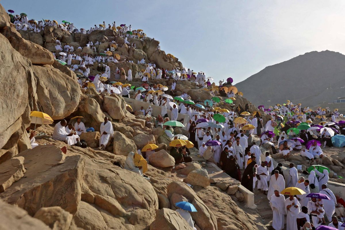 Les pèlerins prient sur le mont Arafat, point culminant du hajj