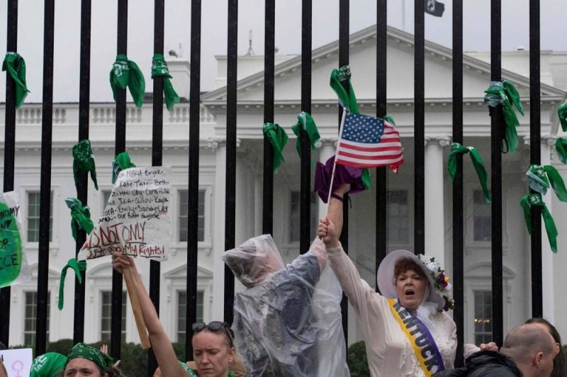 Devant la Maison Blanche, une manifestation demande à Biden de défendre plus vigoureusement le droit à l'IVG