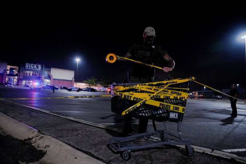 Trois morts lors d'une fusillade dans un centre commercial