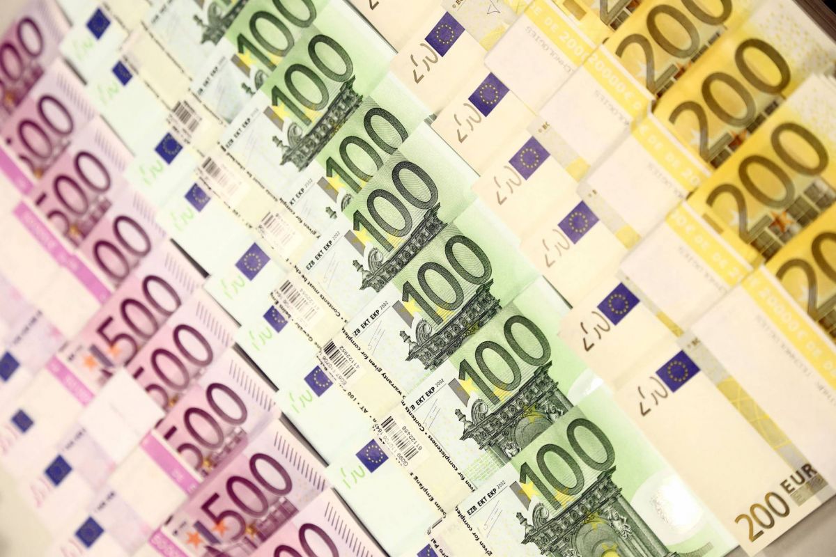 L'euro plonge sous 1,01 dollar, s'approche de la parité