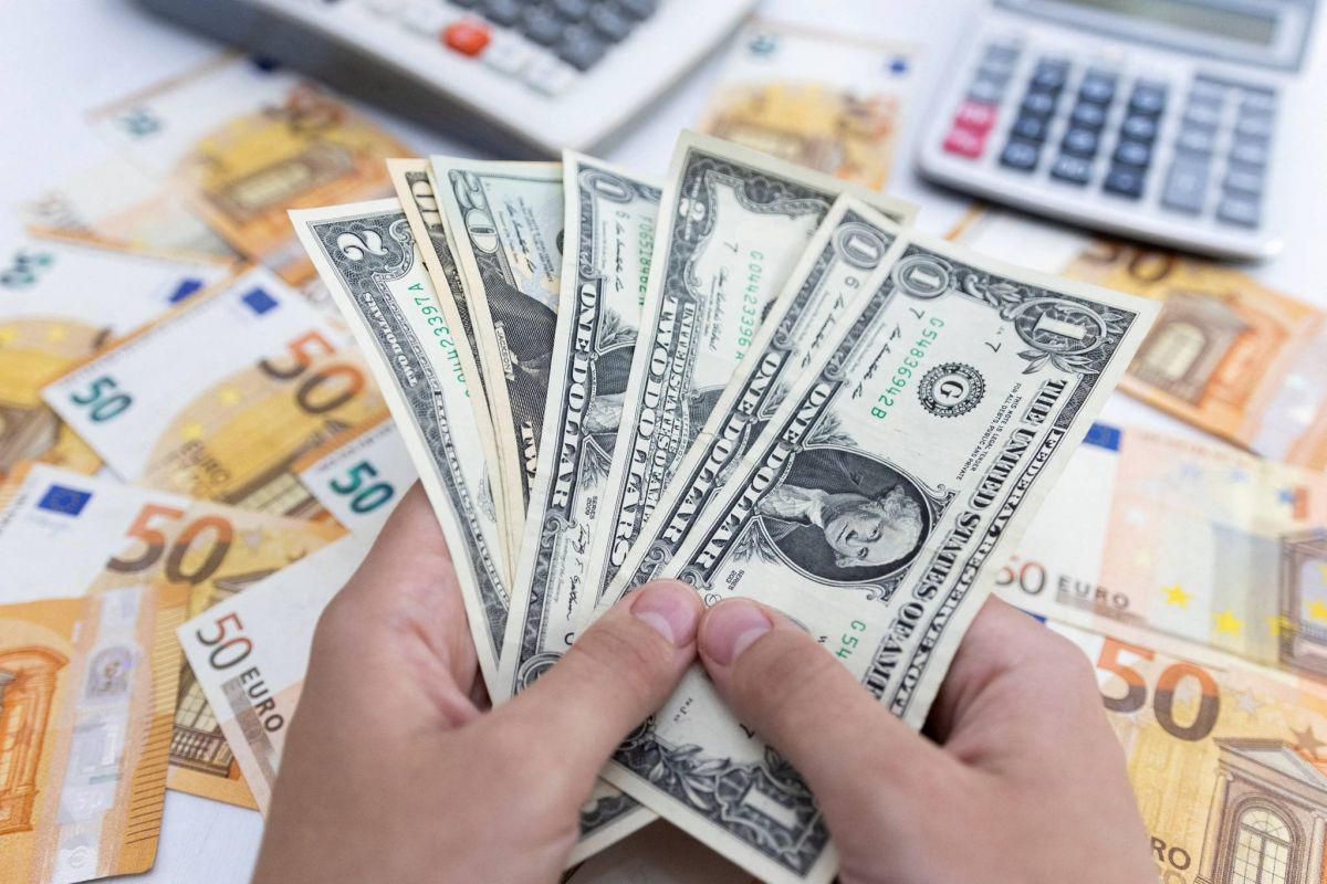 Le dollar, valeur refuge, s'approche encore de la parité avec l'euro Le dollar, valeur refuge, s'approche encore de la parité avec l'euro