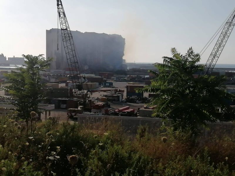 Les silos de blé au port de Beyrouth ont repris feu lundi soir