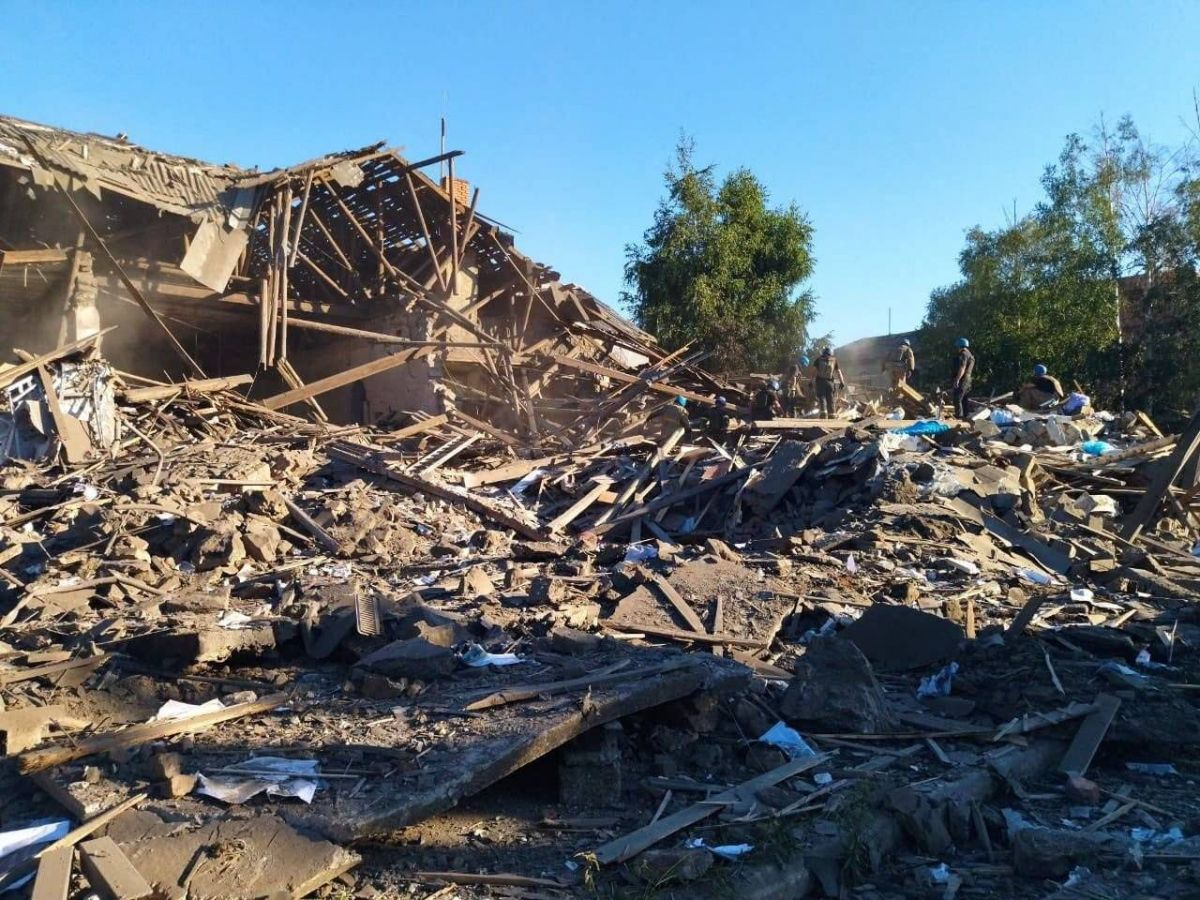 Six morts dans une frappe russe dans l'est, l'UE prépare plus de sanctions contre Moscou