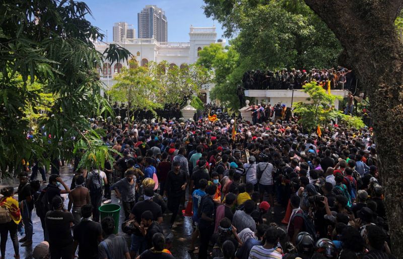 Les manifestants quittent les bâtiments occupés, le président part pour Singapour