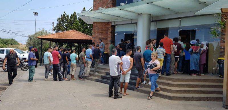 Les files d'attente ne faiblissent pas devant les boulangeries du Liban-Nord Les files d'attente ne faiblissent pas devant les boulangeries du Liban-Nord