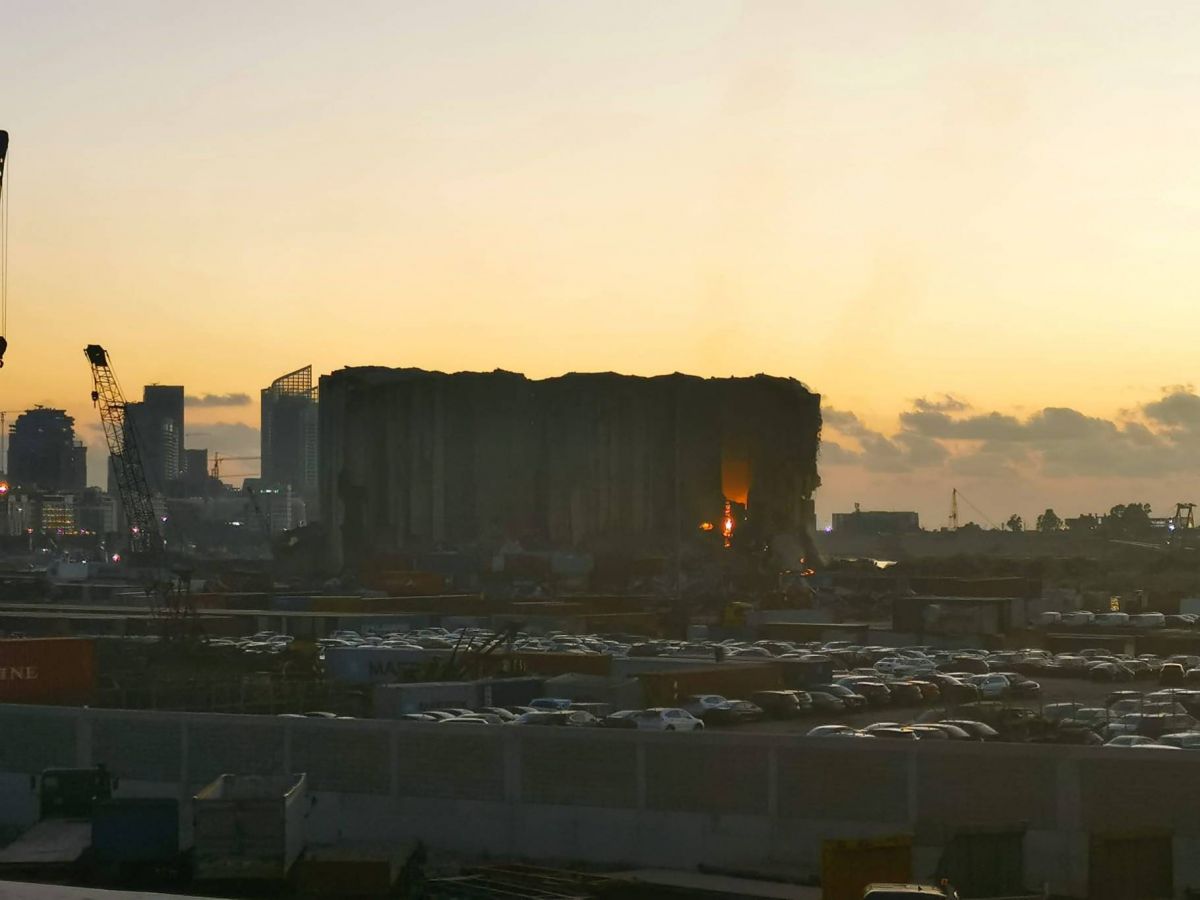 Le ministre Hamiyé interdit aux pompiers de s'approcher des silos en feu par crainte d'un effondrement