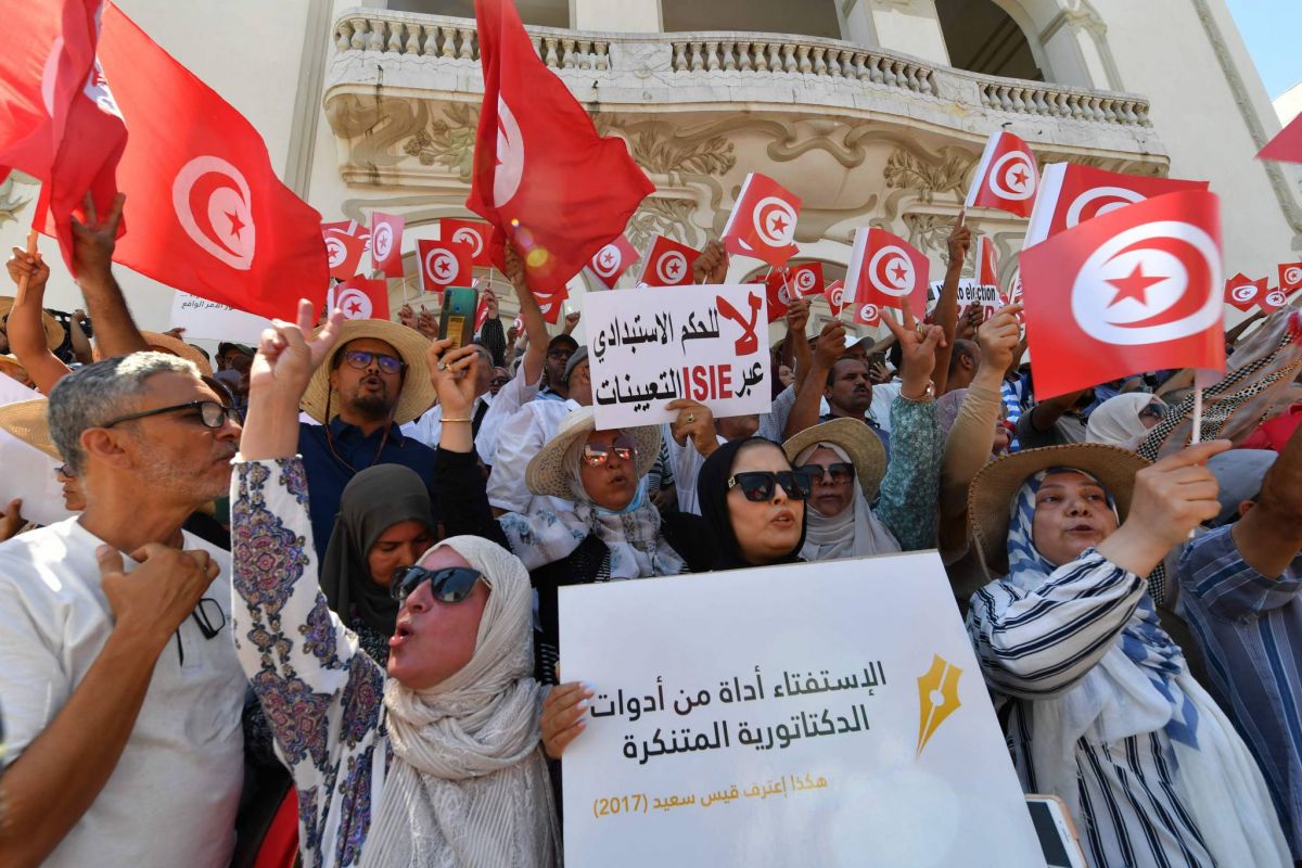 Plusieurs centaines de manifestants contre la Constitution de Saïed