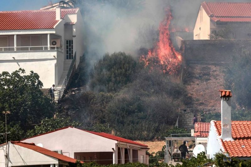 La Grèce, touchée par une vague de chaleur, combat des feux de forêts
