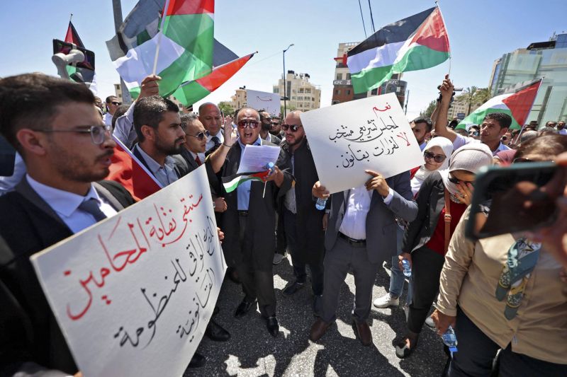 Manifestation d’avocats palestiniens contre les décrets du président Abbas