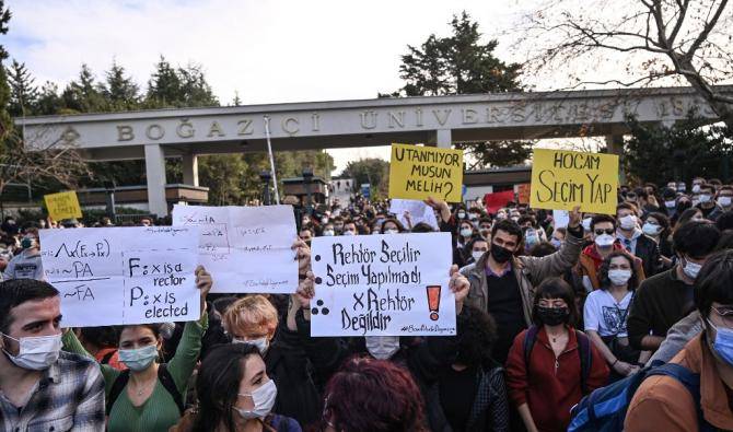 La censure anti-LGBTQ+ frappe à nouveau dans une université d’Istanbul