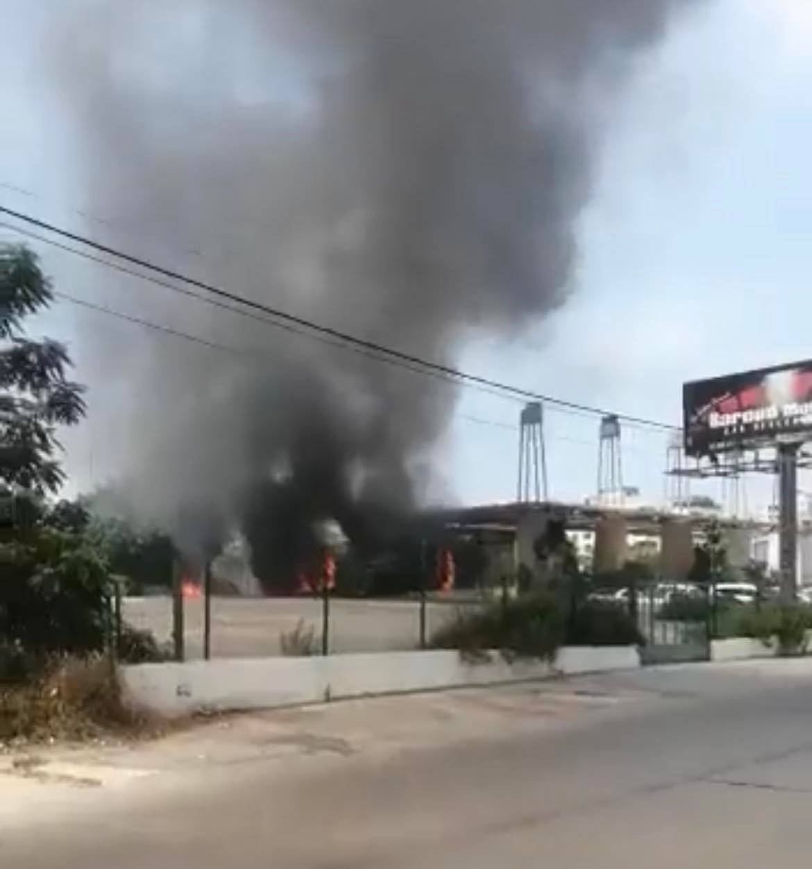 Incendie dans une concession automobile à Dbayé