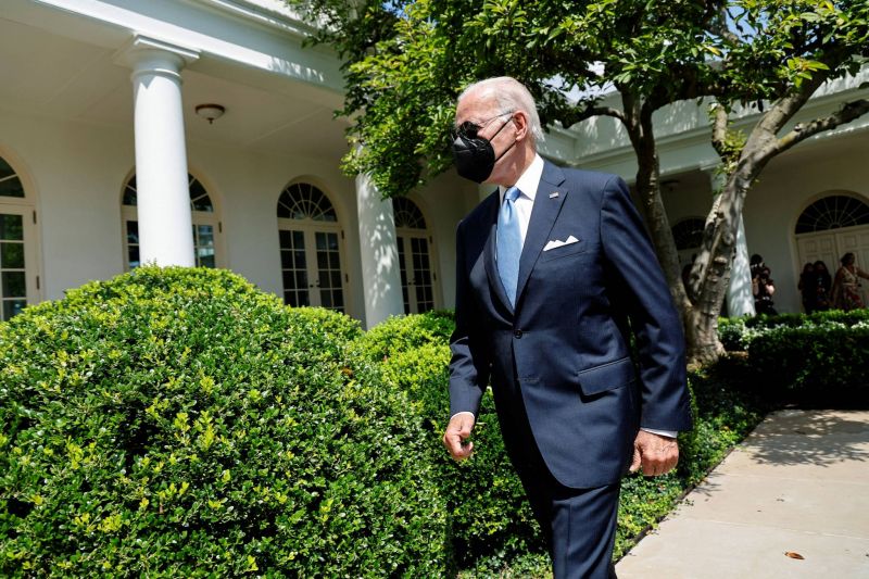 Joe Biden, remis du Covid, de retour dans le Bureau ovale