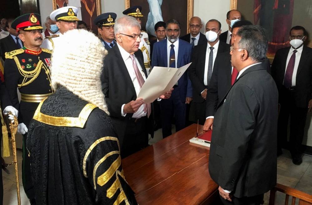 Le président Wickremesinghe investi, en quête d'un gouvernement