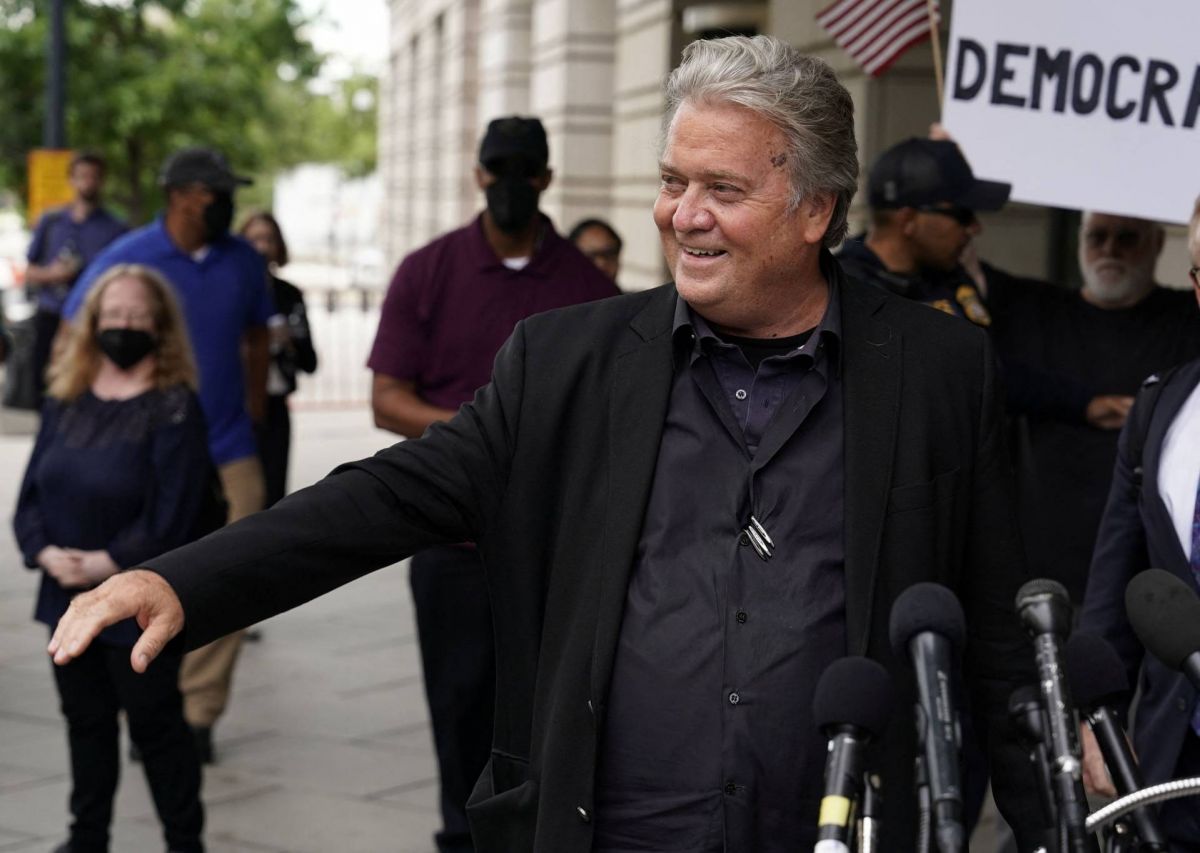 Steve Bannon, proche de Trump, jugé pour son refus de coopérer à l'enquête Steve Bannon, proche de Trump, jugé pour son refus de coopérer à l'enquête